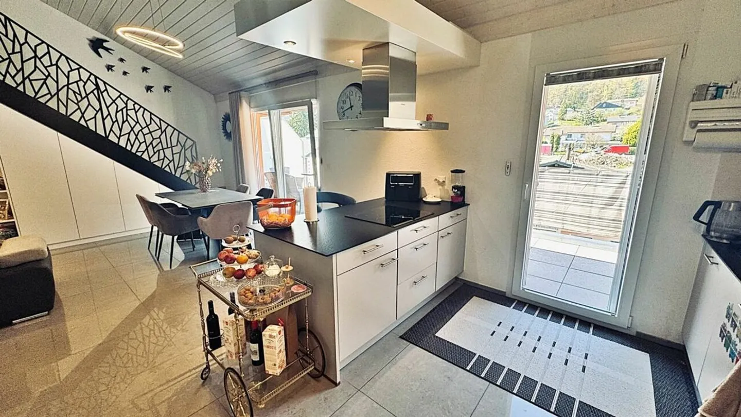 Spacious 3.5-room penthouse in new condition with large terrace - Photo 6 of 23