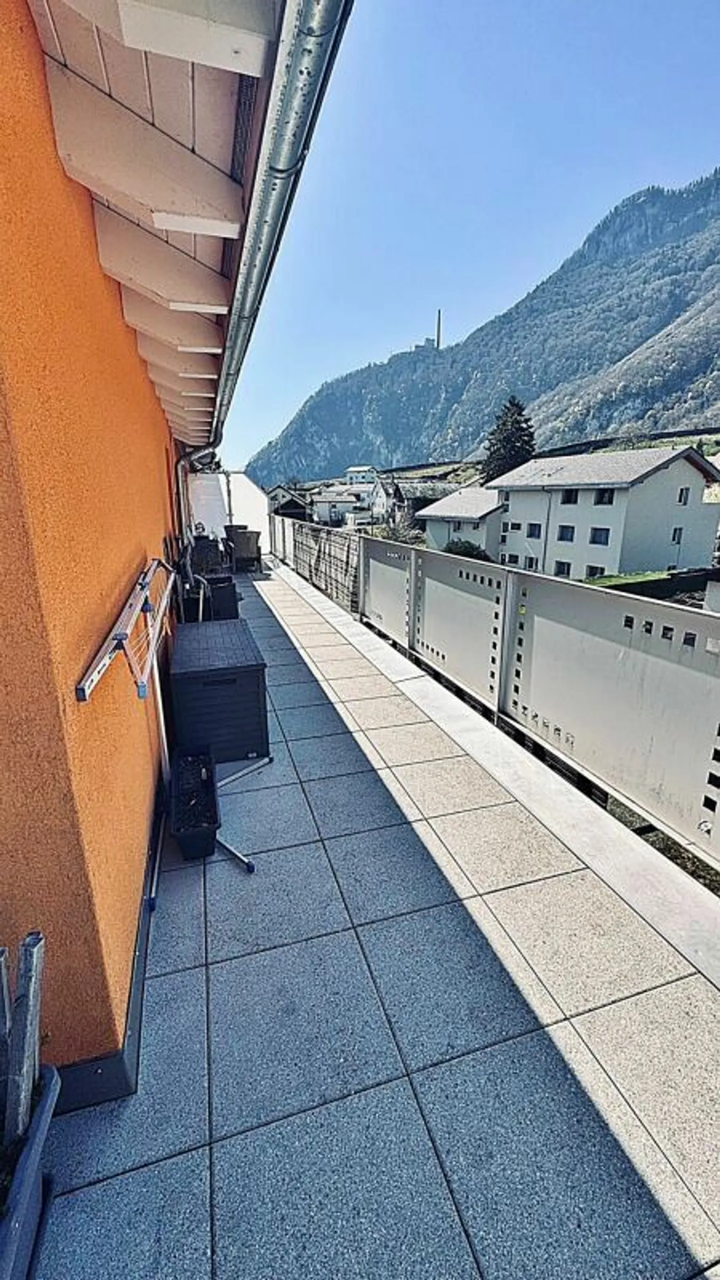 Spacious 3.5-room penthouse in new condition with large terrace - Photo 10 of 23