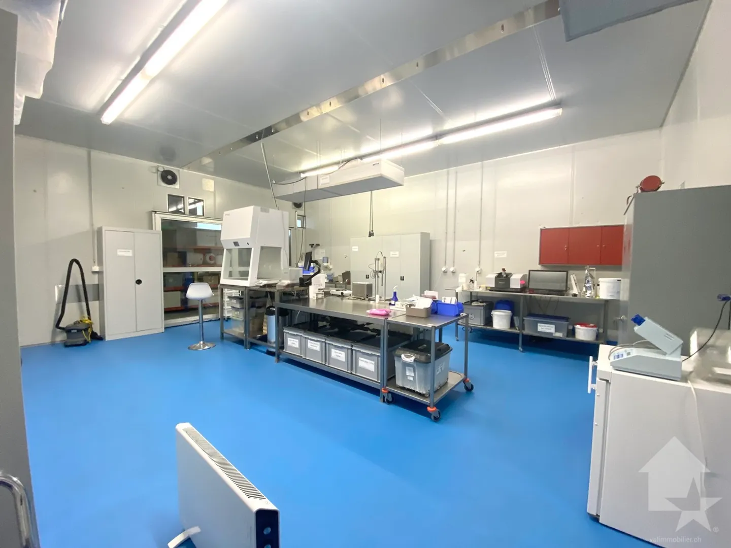 Vielseitige Industriehalle mit Garagen - Foto 12 von 13