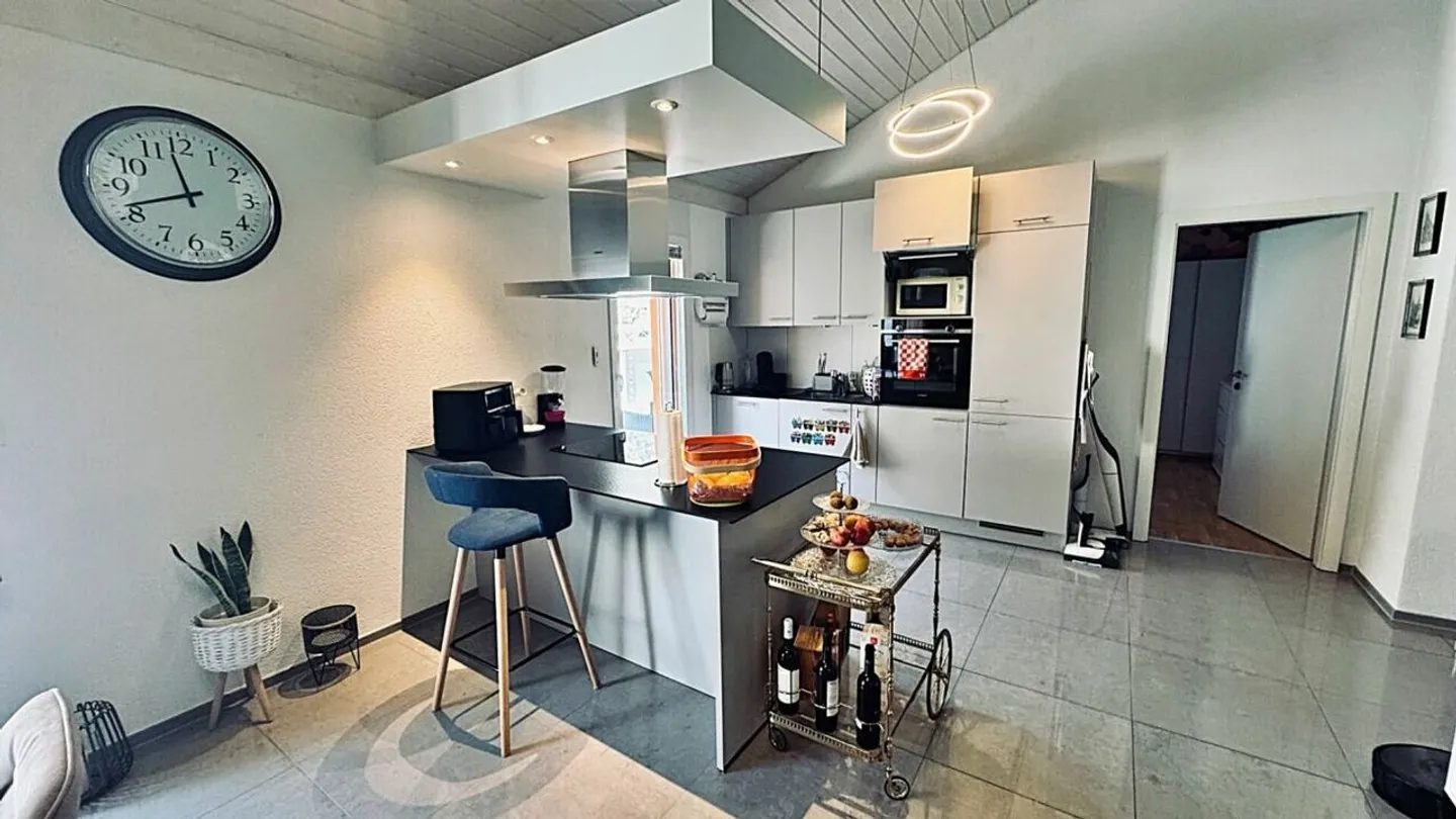 Spacious 3.5-room penthouse in new condition with large terrace - Photo 7 of 23