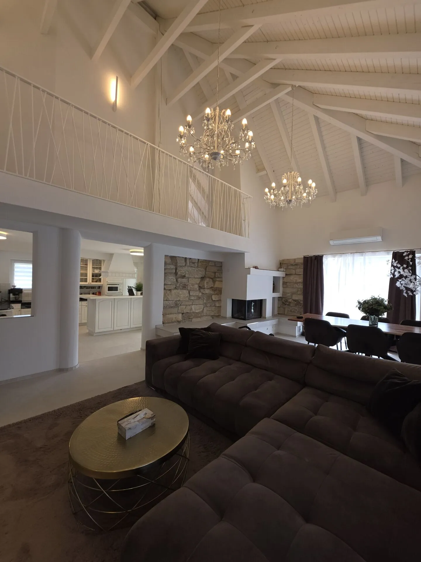 Magnifique maison individuelle de 8,5 pièces sur une route privée avec un grand jardin - Photo 1 sur 30