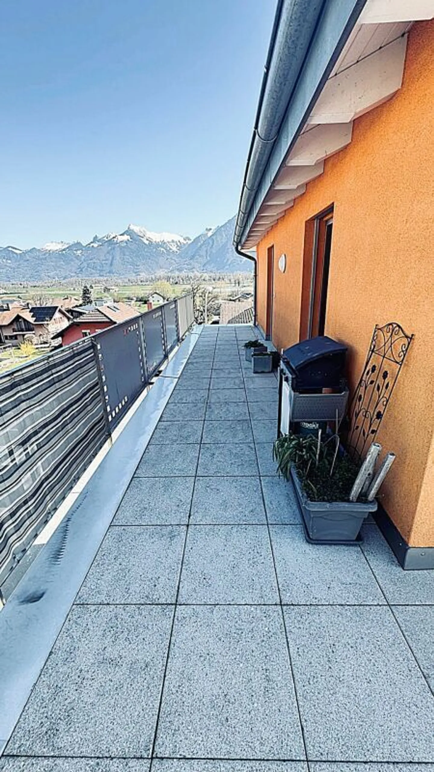 Spacious 3.5-room penthouse in new condition with large terrace - Photo 9 of 23