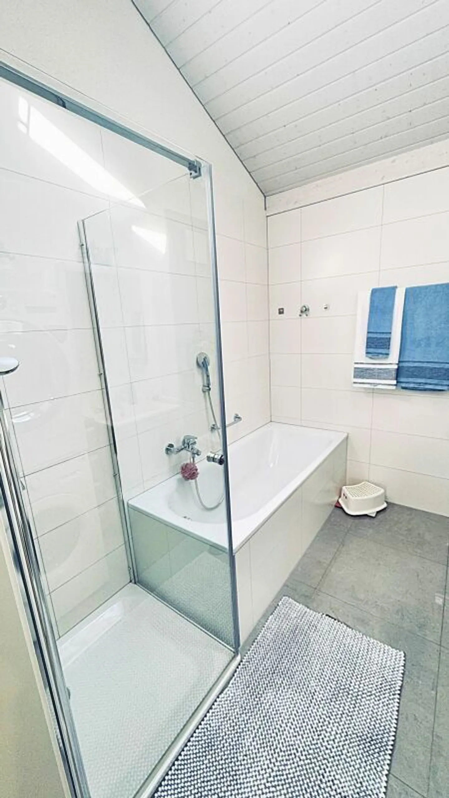 Spacious 3.5-room penthouse in new condition with large terrace - Photo 16 of 23