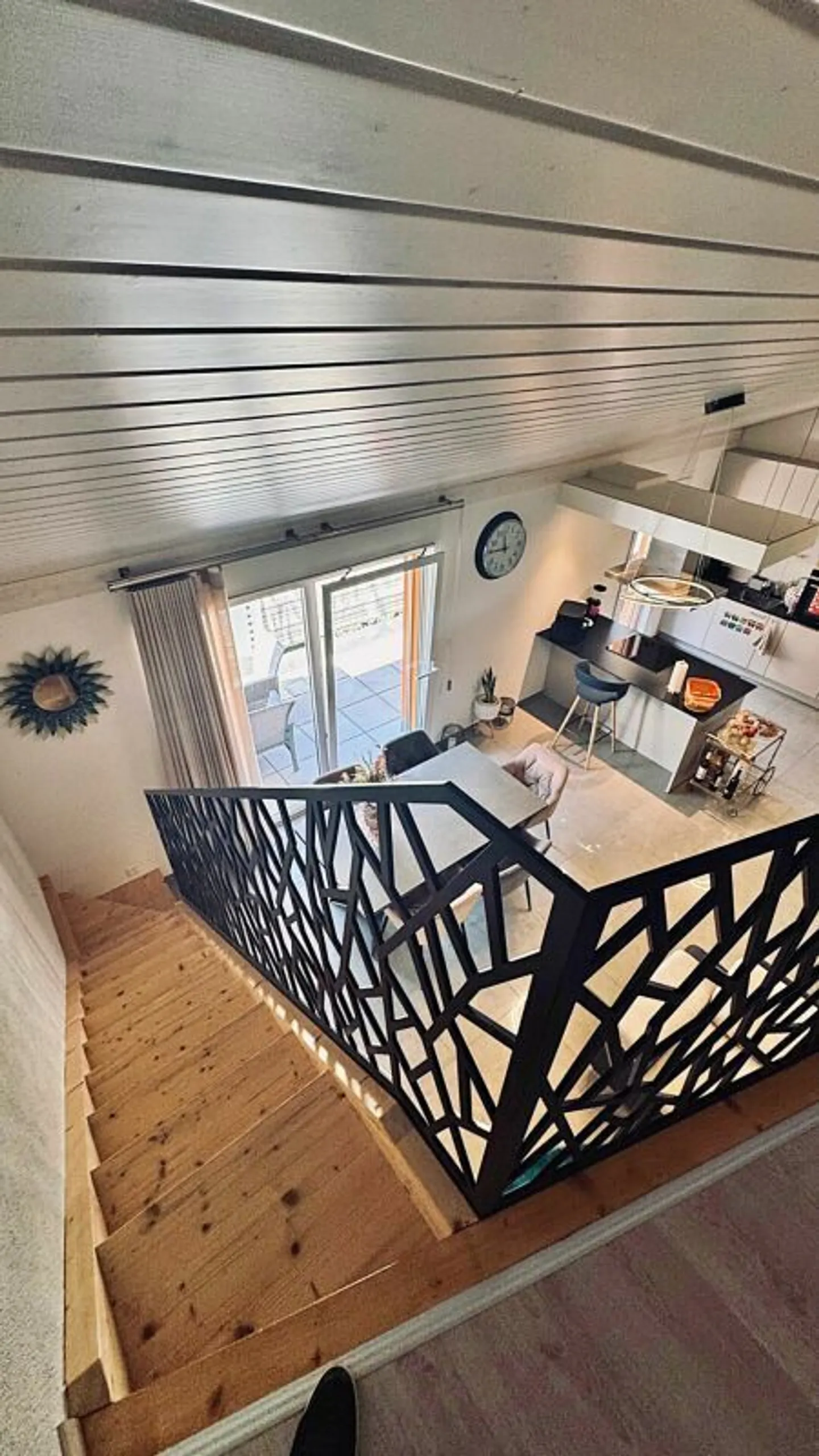 Spacious 3.5-room penthouse in new condition with large terrace - Photo 17 of 23