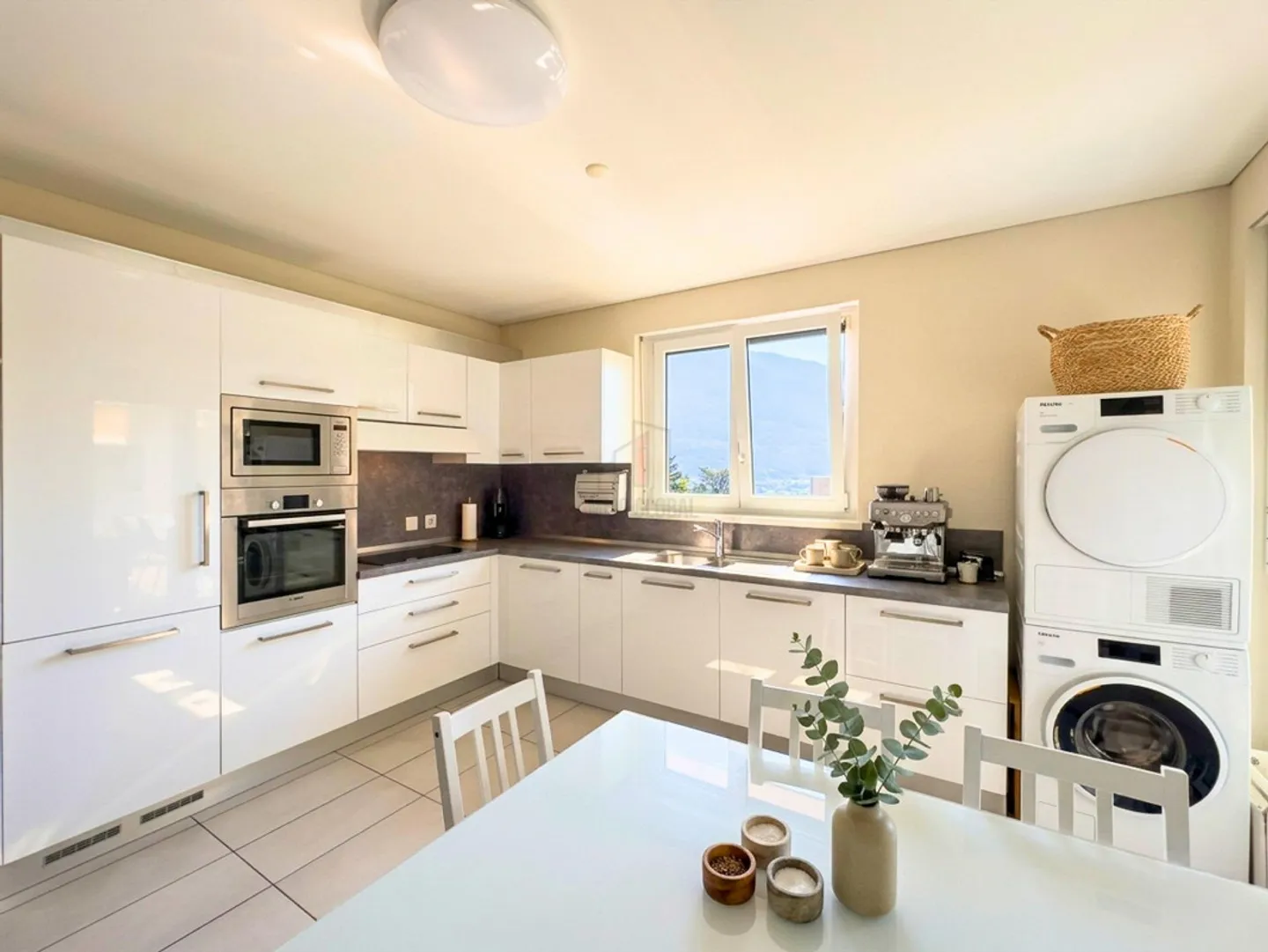 DERNIER ÉTAGE DANS UN IMMEUBLE PRESTIGIEUX - Photo 2 sur 10