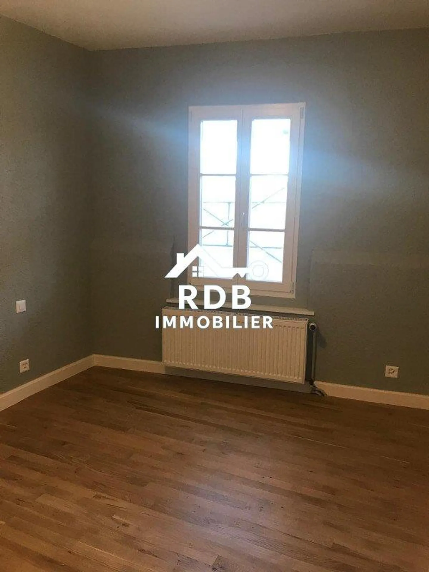 Renovated 5-room duplex apartment located in Collex 1239 - Photo 3 of 12