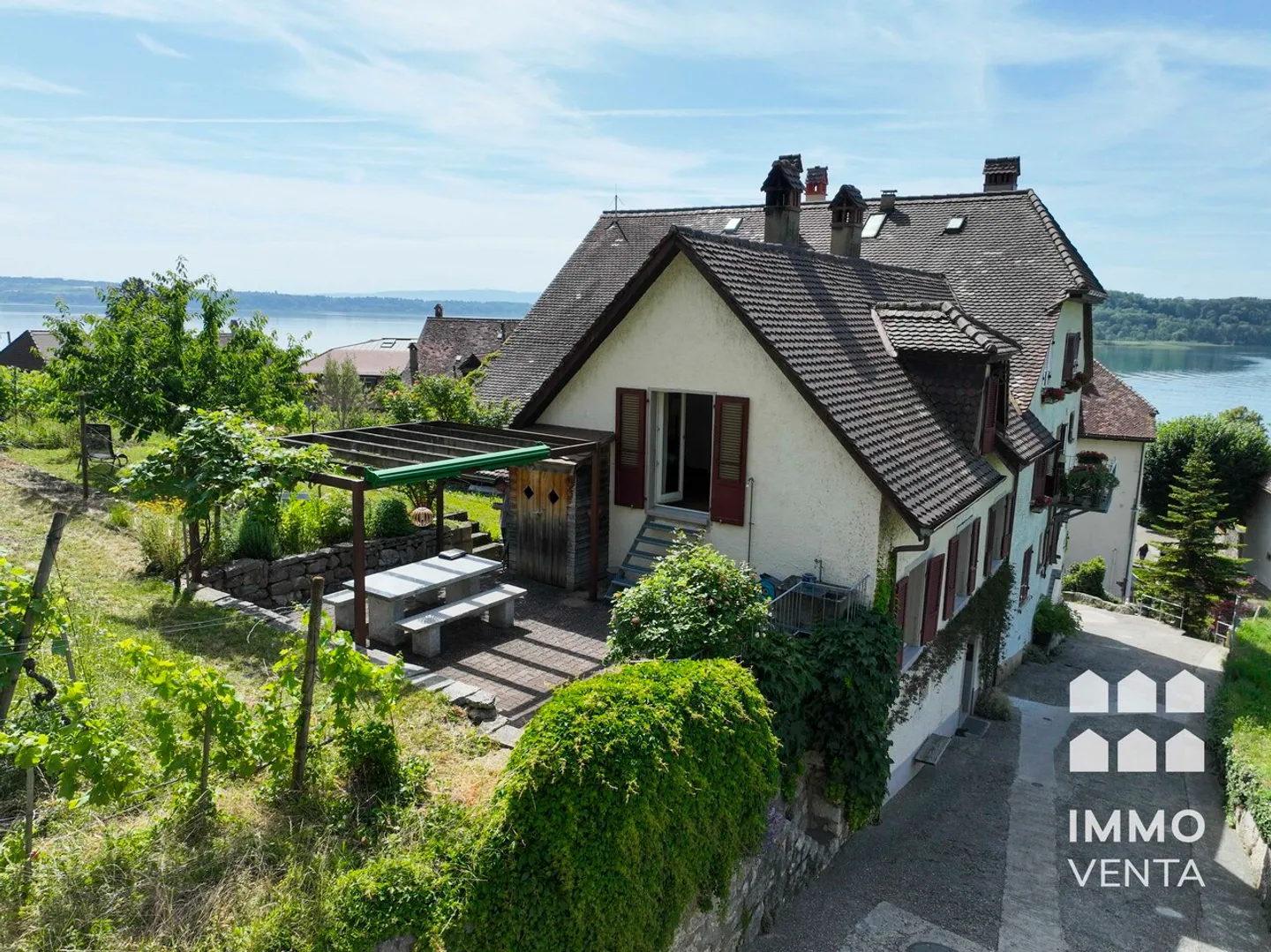Single-family house in Ligerz with lake view and own vineyards - Photo 2 of 16