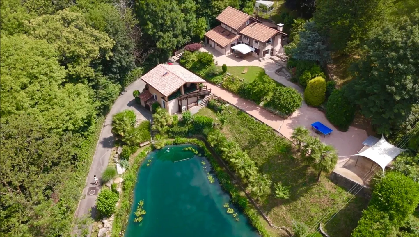 Exclusive country house surrounded by greenery with separate outbuilding and pond - Photo 2 of 7