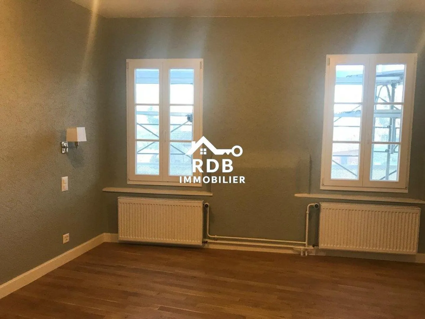 Renovated 5-room duplex apartment located in Collex 1239 - Photo 5 of 12