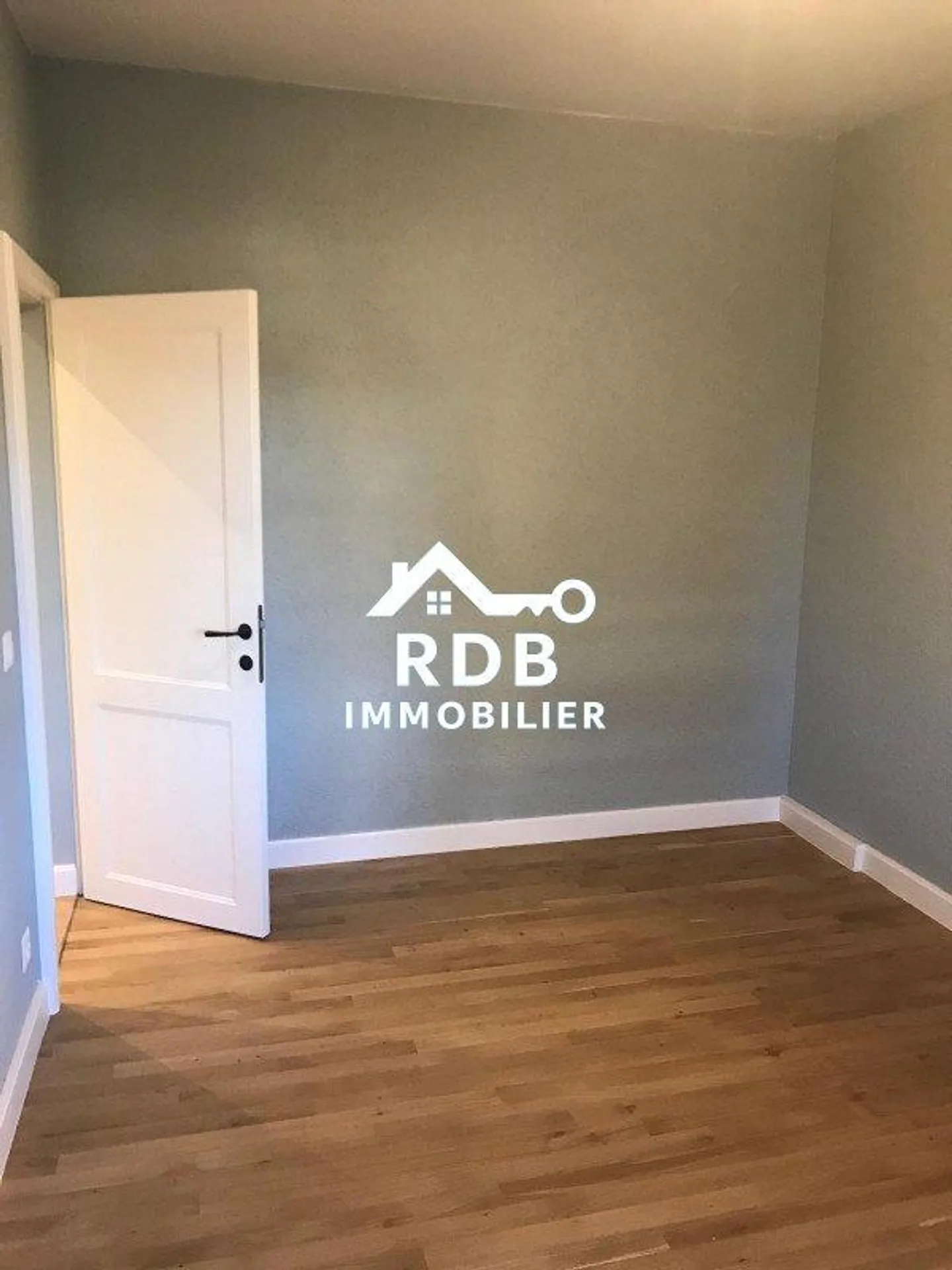 Renovated 5-room duplex apartment located in Collex 1239 - Photo 6 of 12