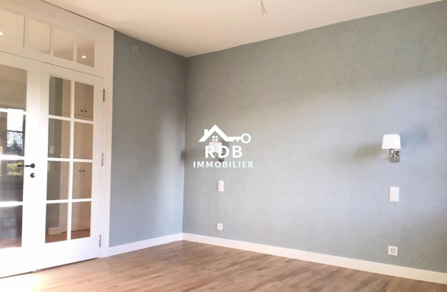 Renovated 5-room duplex apartment located in Collex 1239 - Photo 8 of 12