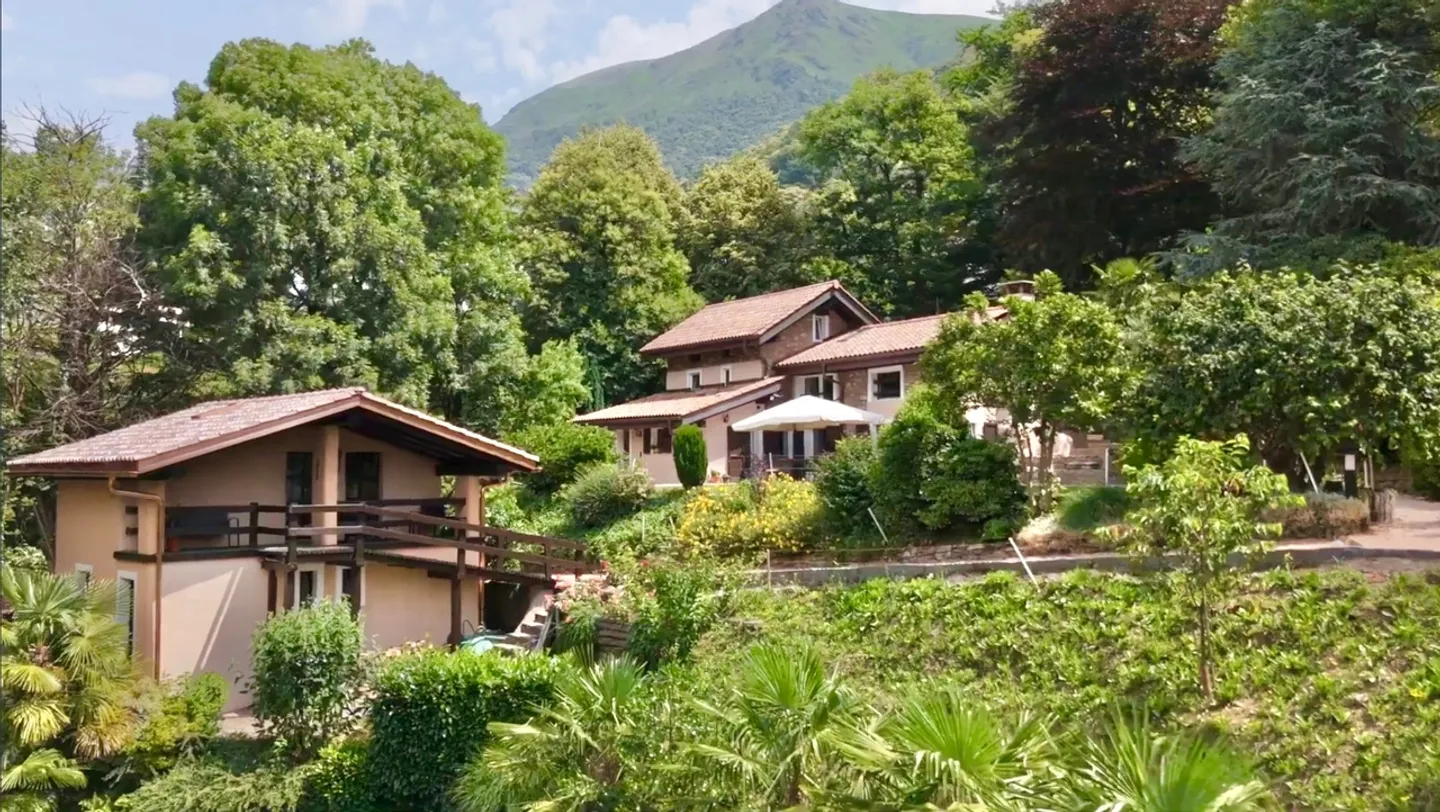 Exclusive country house surrounded by greenery with separate outbuilding and pond - Photo 4 of 7