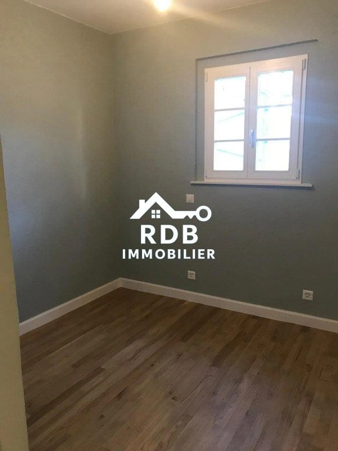 Renovated 5-room duplex apartment located in Collex 1239 - Photo 9 of 12