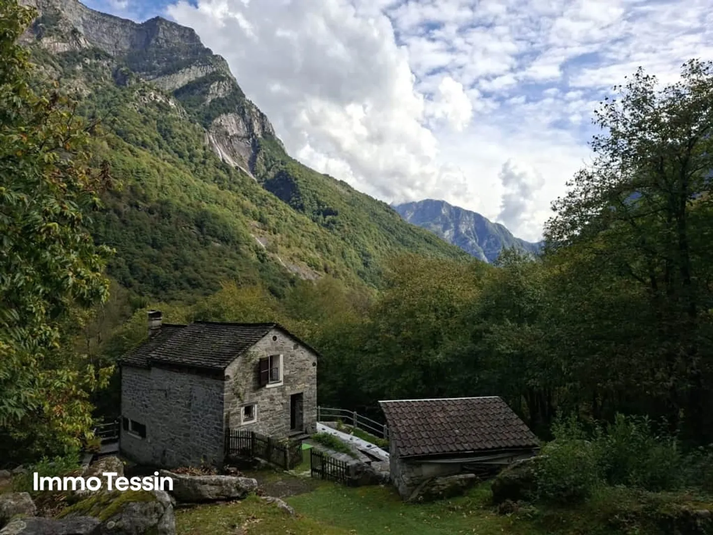 Rustique charmant au milieu de la nature dans un emplacement isolé et ensoleillé dans le Verzascatal avec accès direct - Photo 1 sur 13