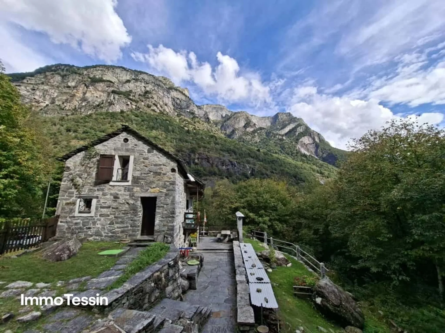 Rustique charmant au milieu de la nature dans un emplacement isolé et ensoleillé dans le Verzascatal avec accès direct - Photo 2 sur 13