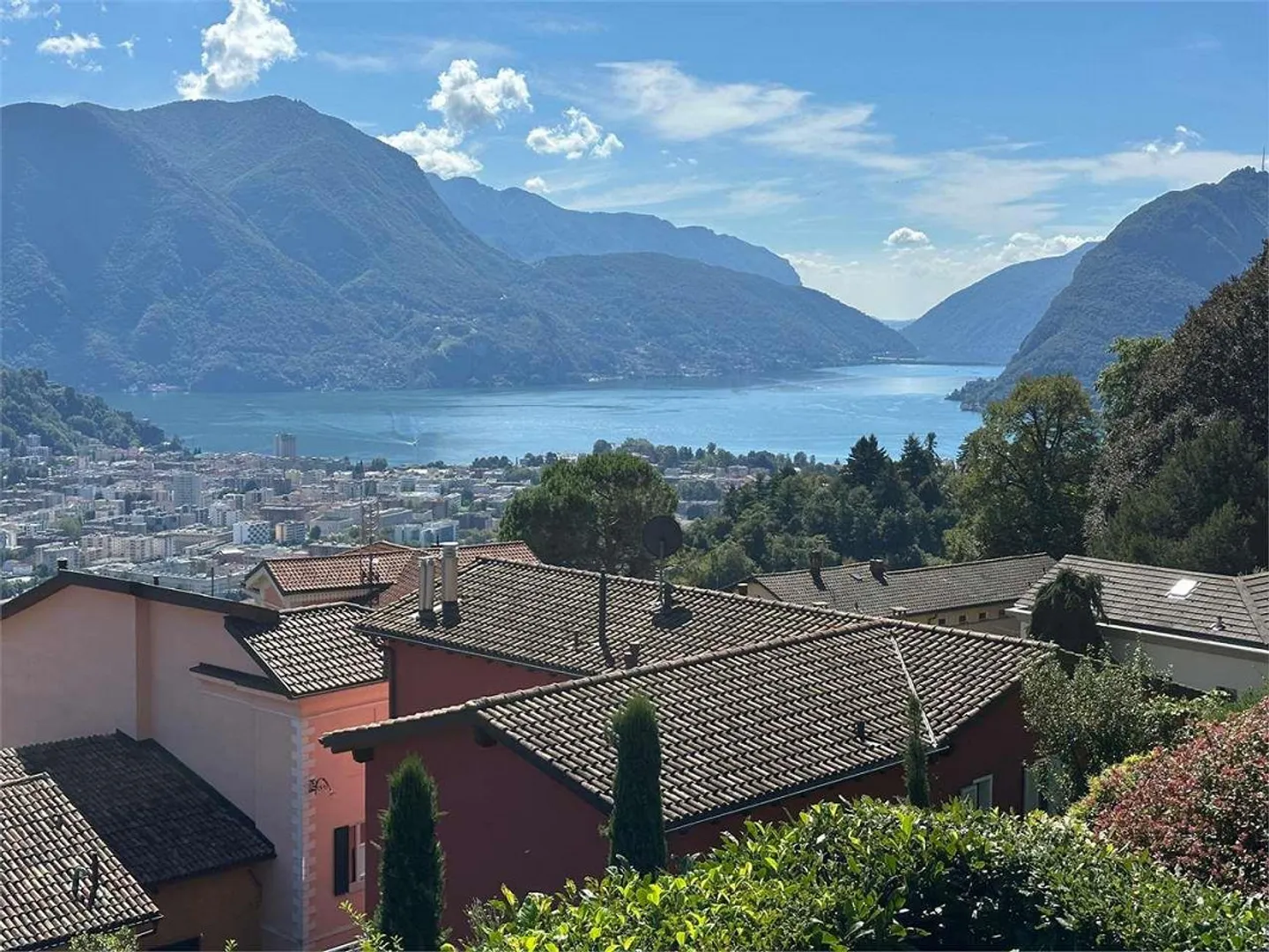 Casa a schiera affascinante con vista lago - Foto 1 di 12