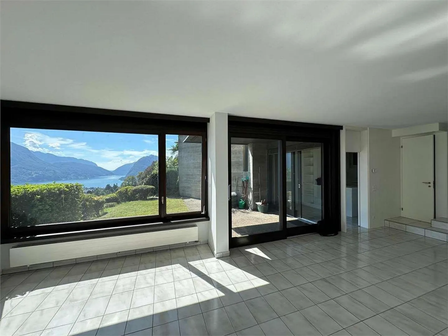 Casa a schiera affascinante con vista lago - Foto 2 di 12