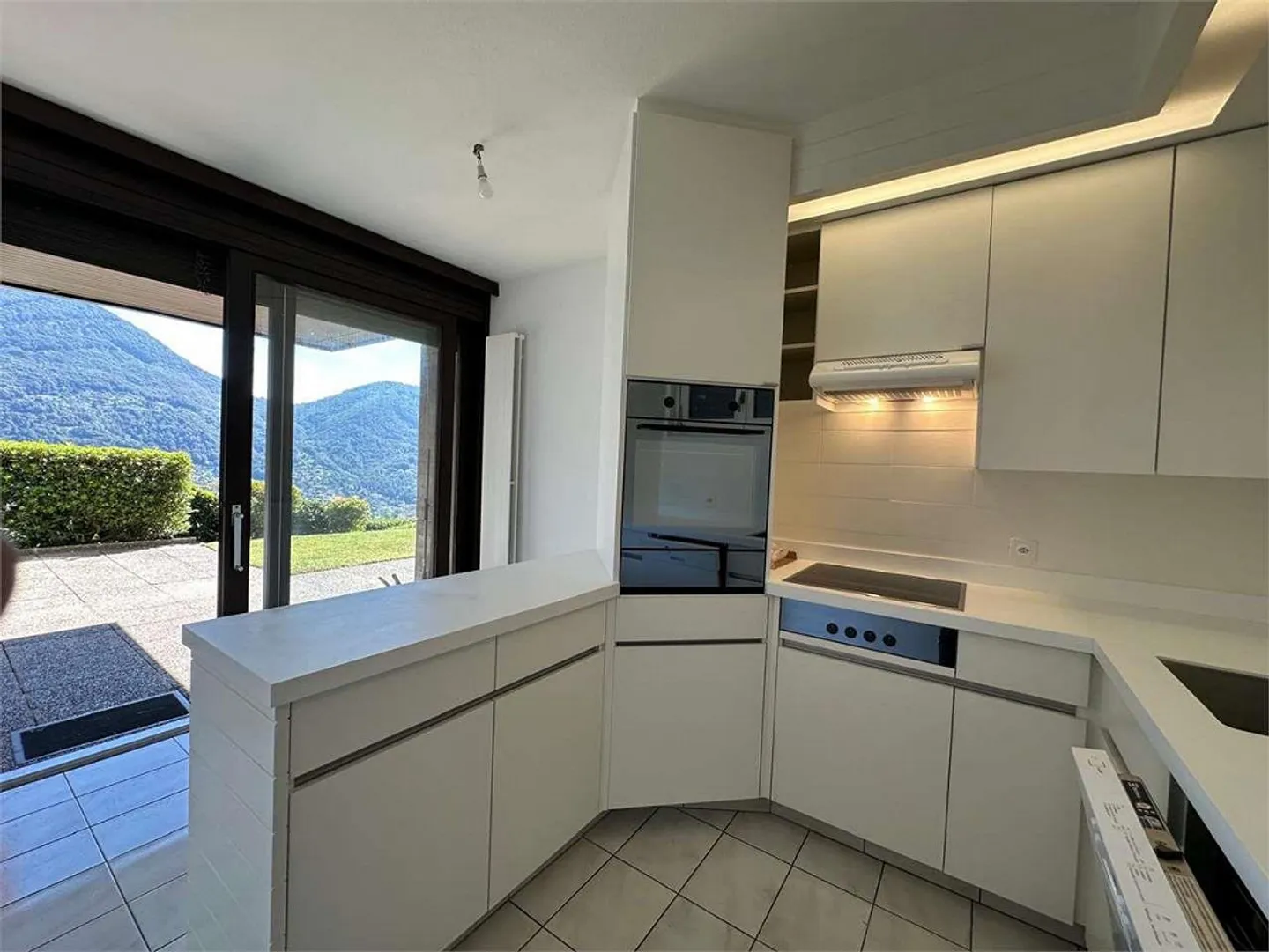 Casa a schiera affascinante con vista lago - Foto 3 di 12