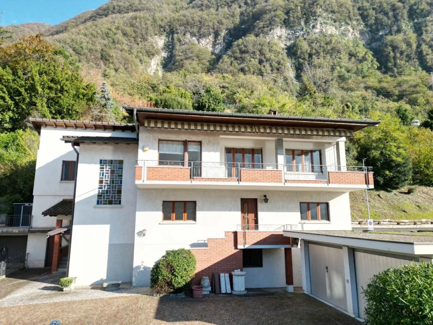 Grande maison au bord du lac - Photo 1 sur 10