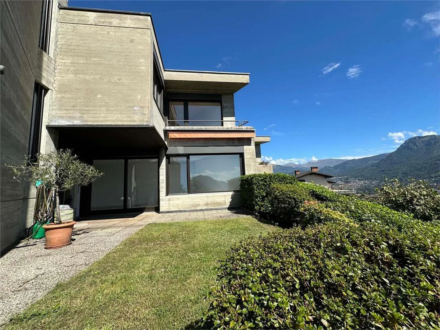Casa a schiera affascinante con vista lago - Foto 4 di 12