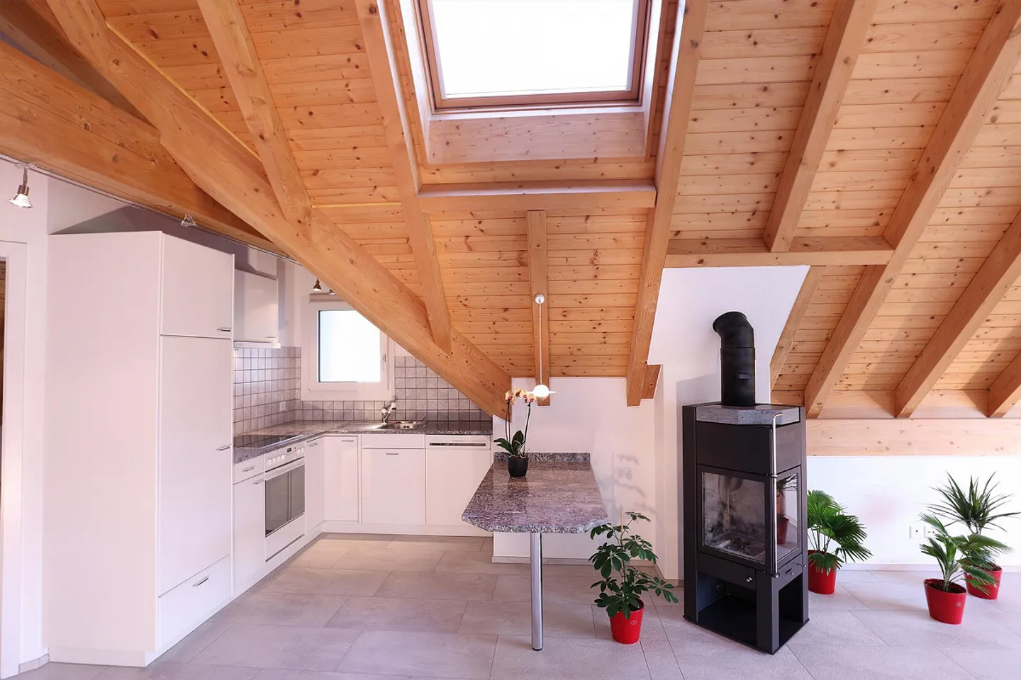 Aussergewöhnliche, sonnige 3,5-Zimmer-Dachwohnung mit Wintergarten - Foto 3 von 11