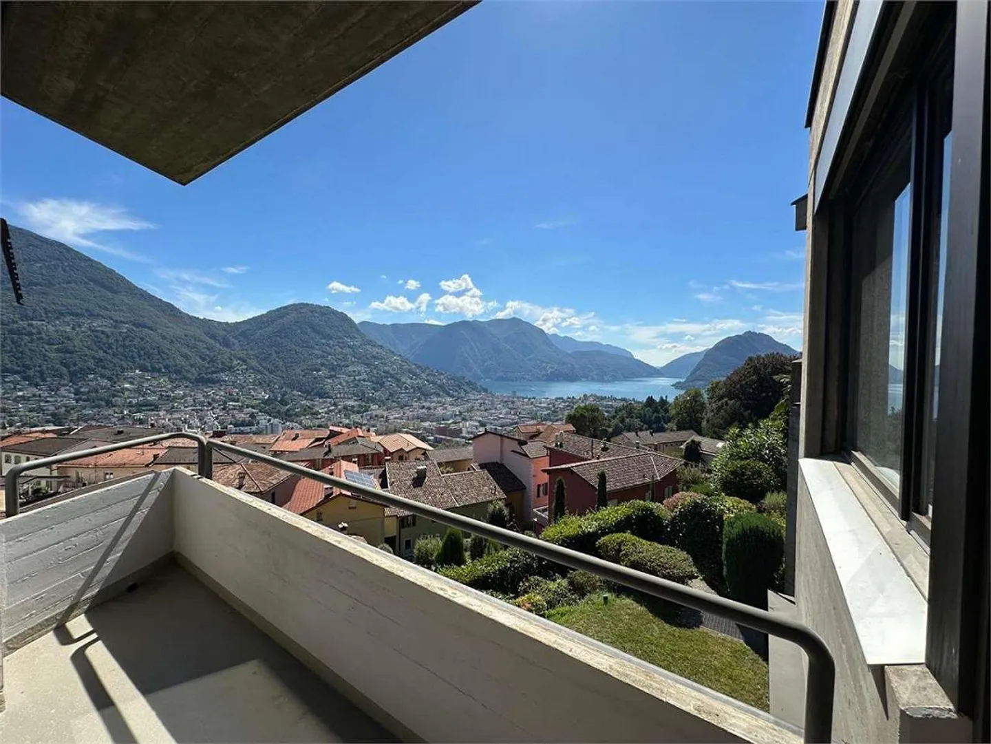 Casa a schiera affascinante con vista lago - Foto 5 di 12