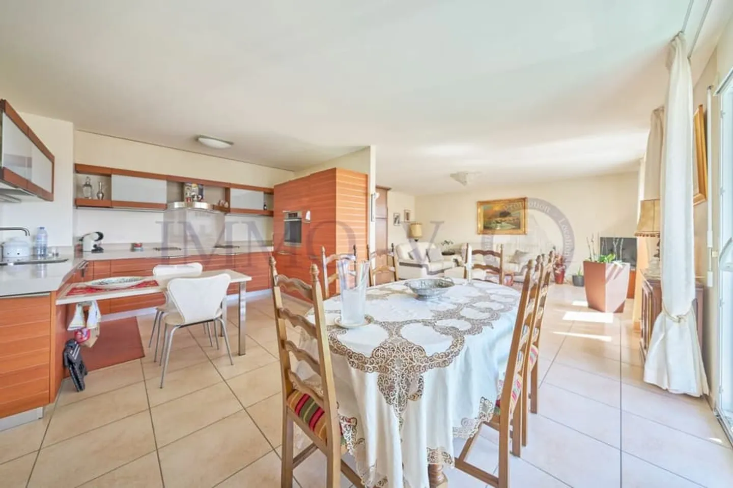 SPACIEUX ET LUMINEUX AVEC BALCON - Photo 4 sur 9