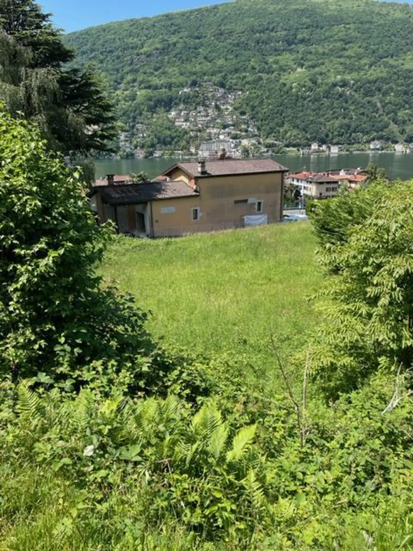 TERRAIN CONSTRUCTIBLE À BRUSINO AVEC UNE VUE IMPRENABLE SUR LE LAC – ID 23490 - Photo 1 sur 7