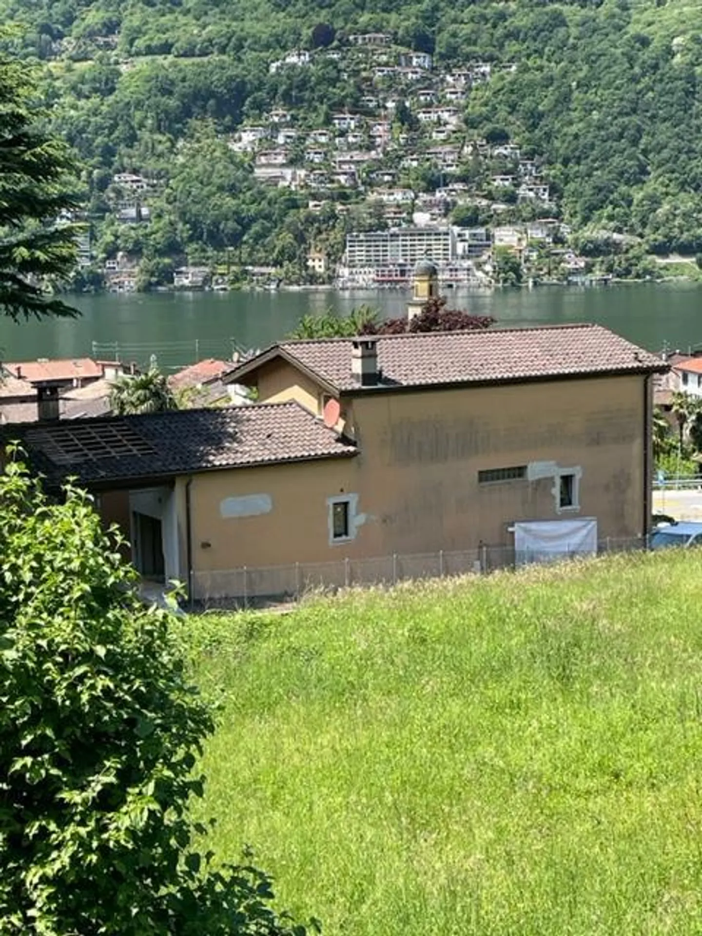 TERRAIN CONSTRUCTIBLE À BRUSINO AVEC UNE VUE IMPRENABLE SUR LE LAC – ID 23490 - Photo 2 sur 7