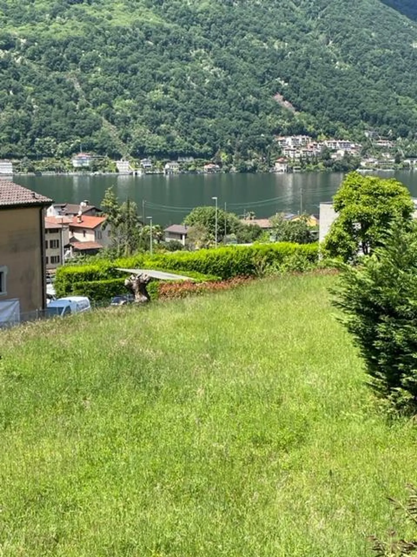 TERRAIN CONSTRUCTIBLE À BRUSINO AVEC UNE VUE IMPRENABLE SUR LE LAC – ID 23490 - Photo 3 sur 7