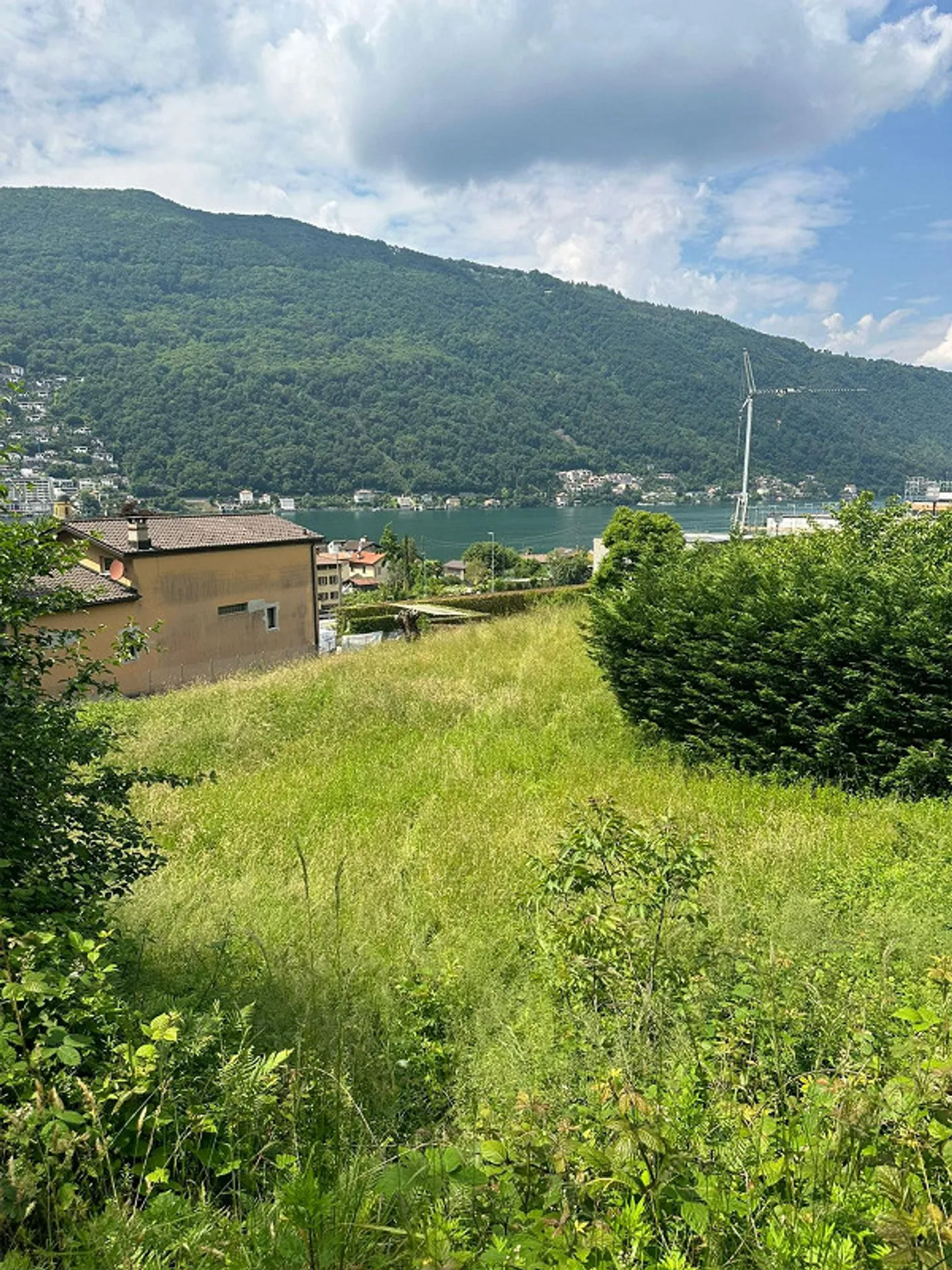 TERRAIN CONSTRUCTIBLE À BRUSINO AVEC UNE VUE IMPRENABLE SUR LE LAC – ID 23490 - Photo 6 sur 7