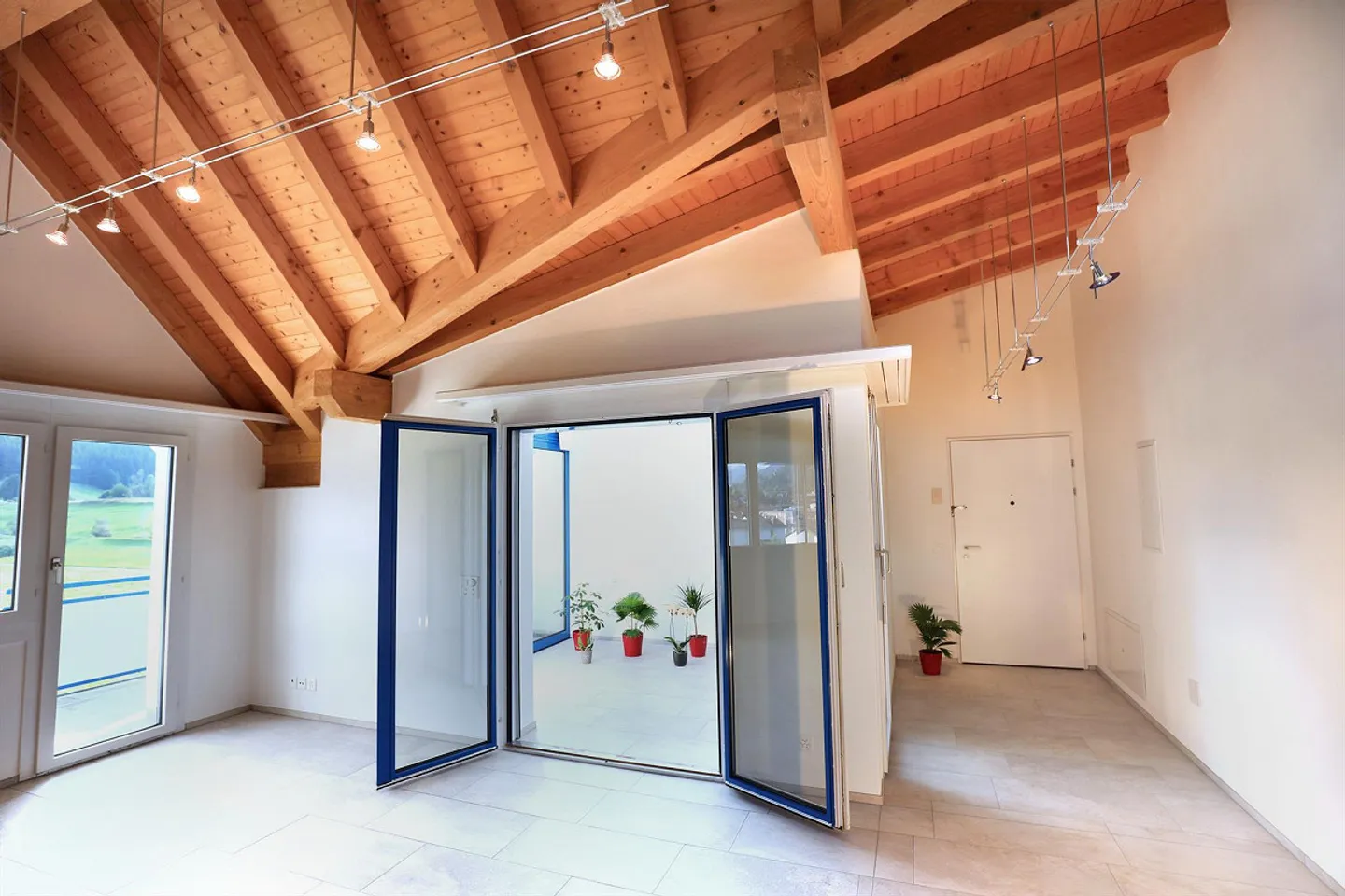 Aussergewöhnliche, sonnige 3,5-Zimmer-Dachwohnung mit Wintergarten - Foto 4 von 11