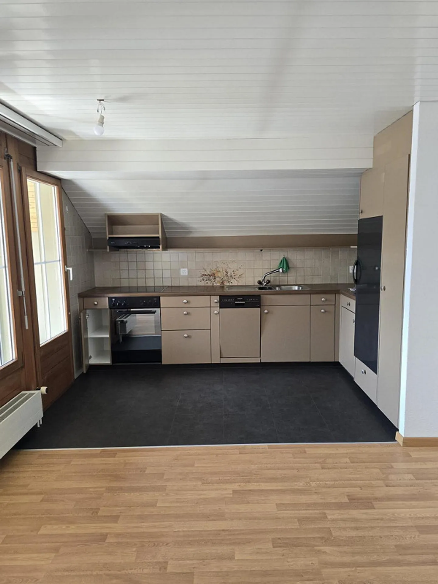 Beautifully renovated 3-room apartment - Photo 2 of 6