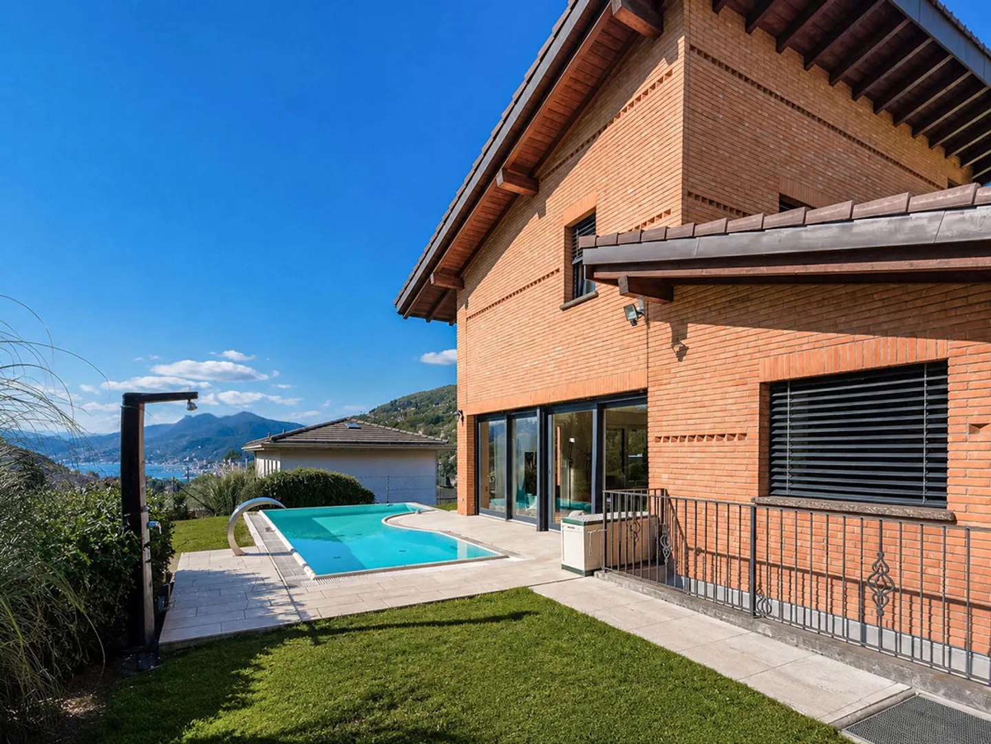 Casa familiare con giardino e piscina - Foto 1 di 10