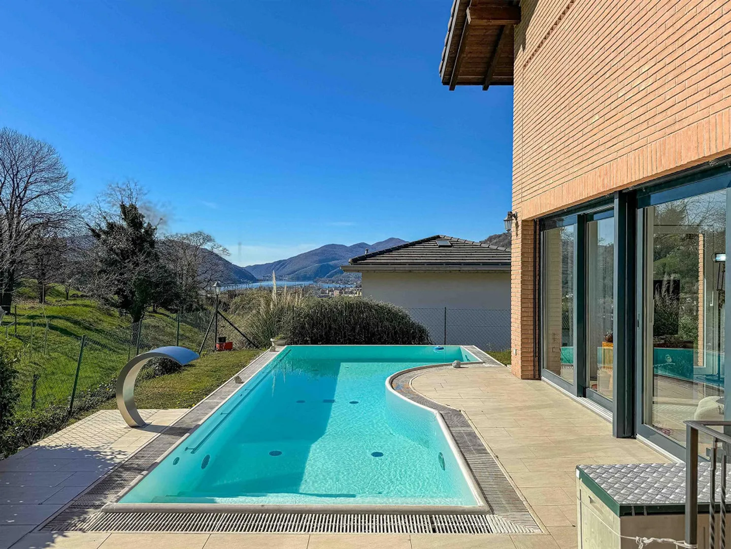 Casa familiare con giardino e piscina - Foto 2 di 10