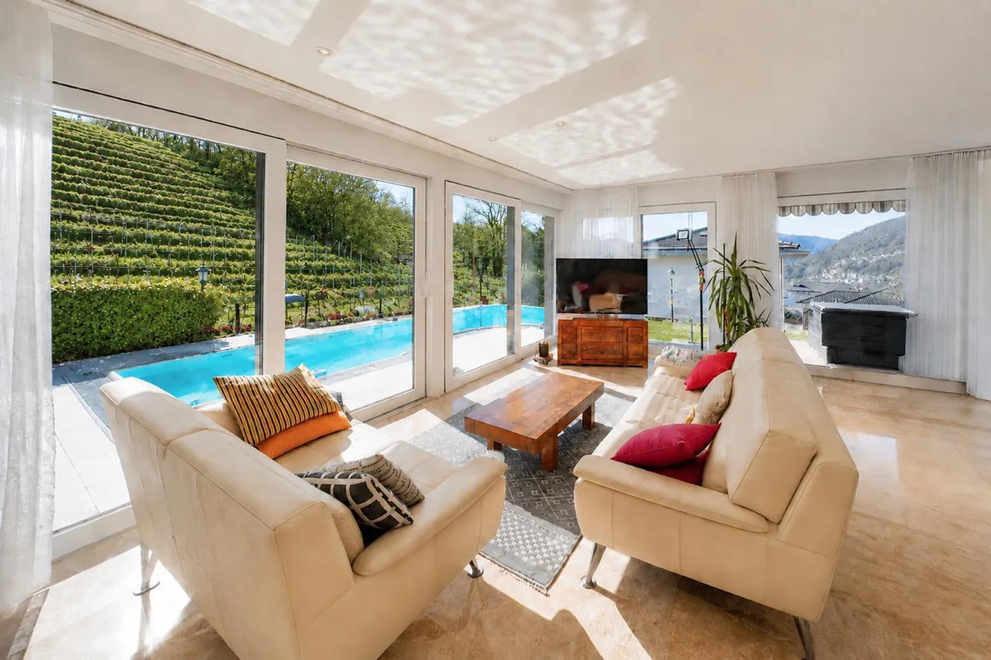 Casa familiare con giardino e piscina - Foto 3 di 10