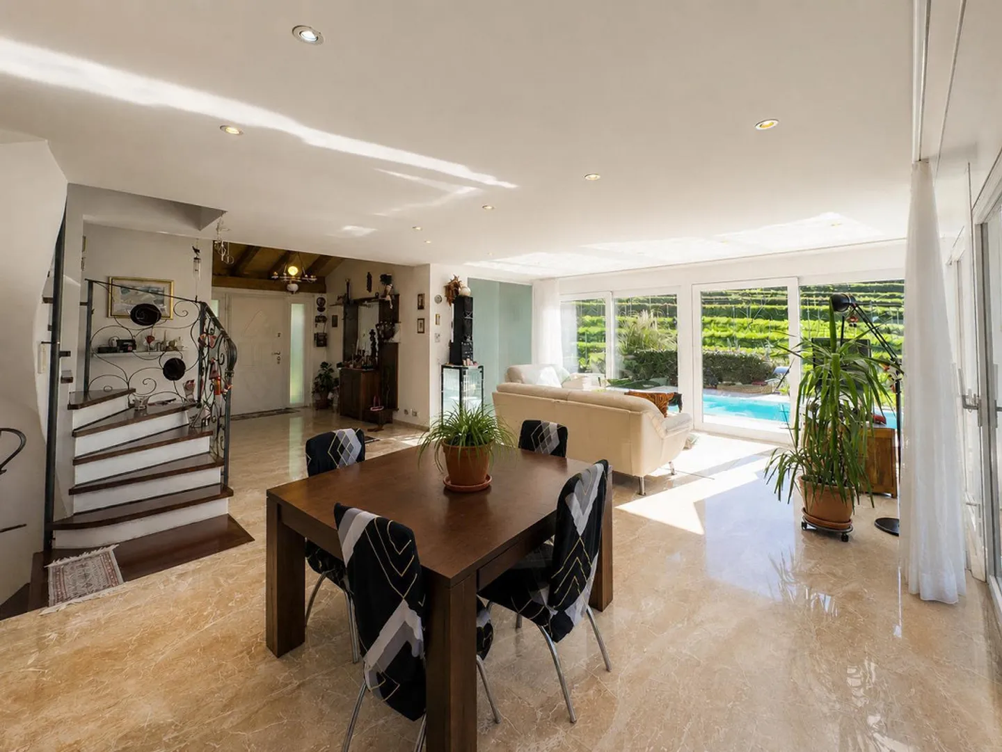 Casa familiare con giardino e piscina - Foto 4 di 10