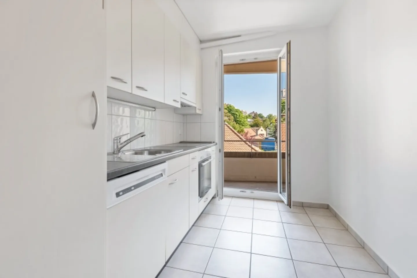 Bright Apartment with Balcony - NO DEPOSIT! - Photo 3 of 8