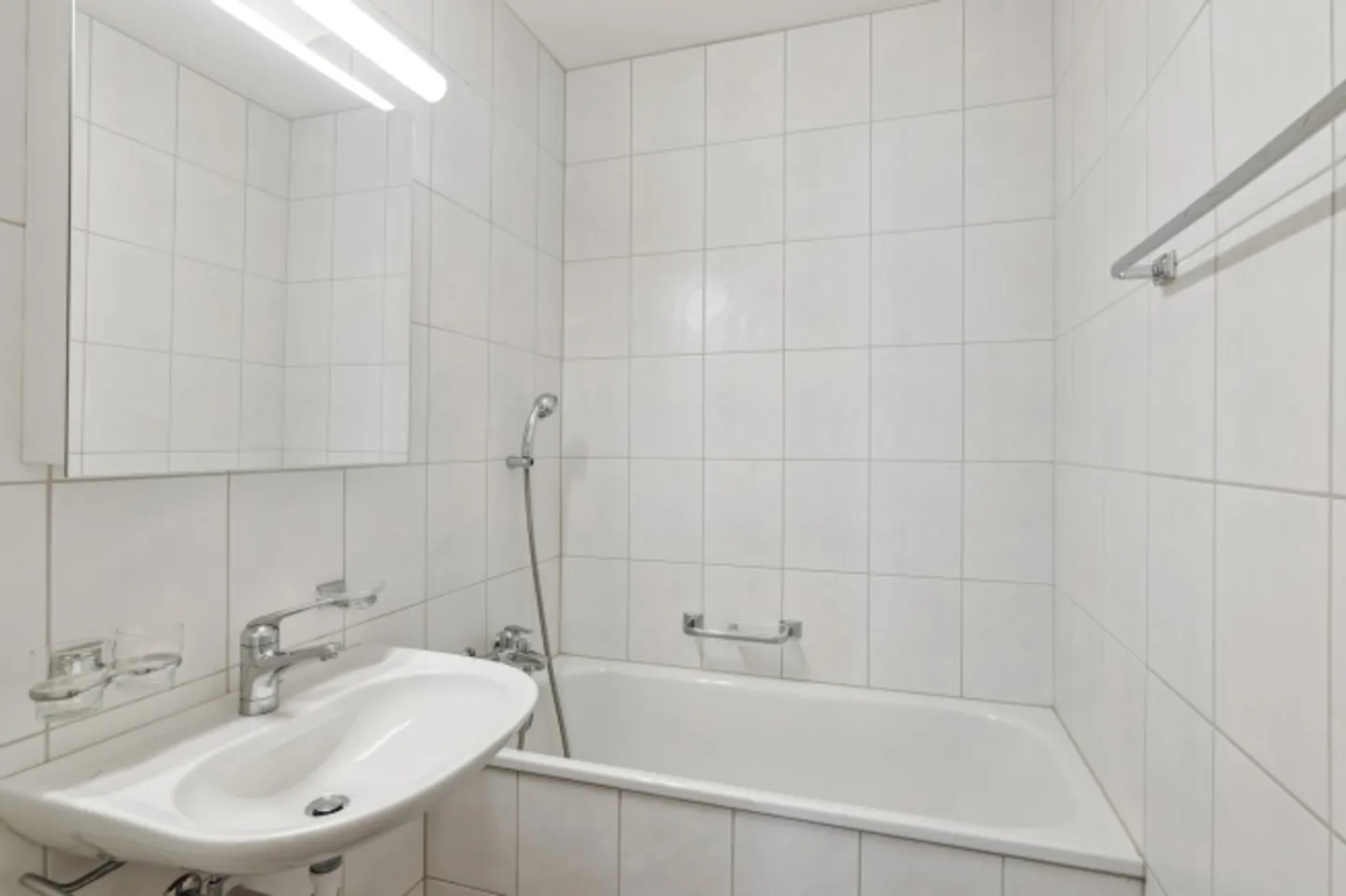 Bright Apartment with Balcony - NO DEPOSIT! - Photo 4 of 8