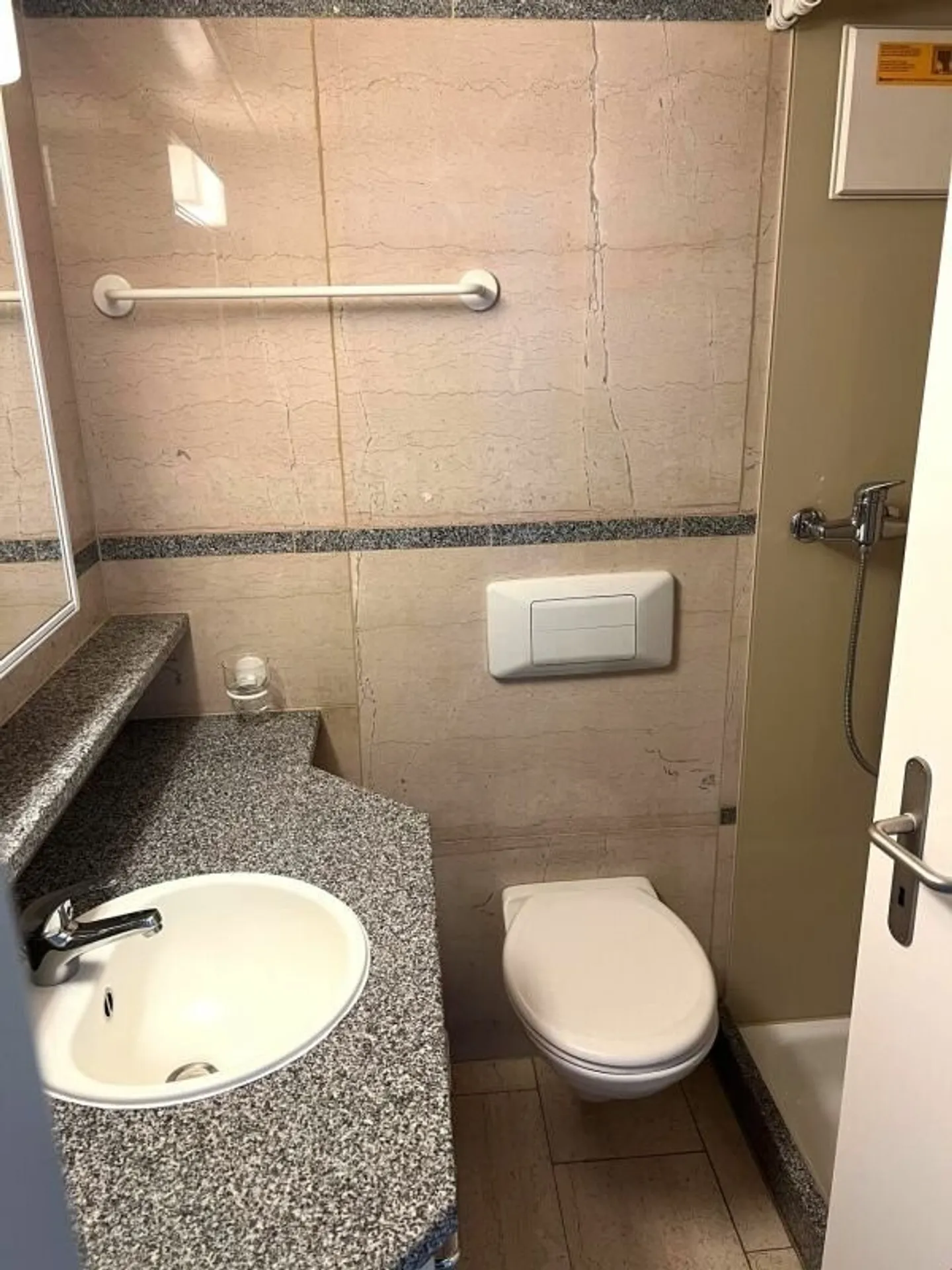 Living like in a single-family house with garden seating area - Photo 4 of 9