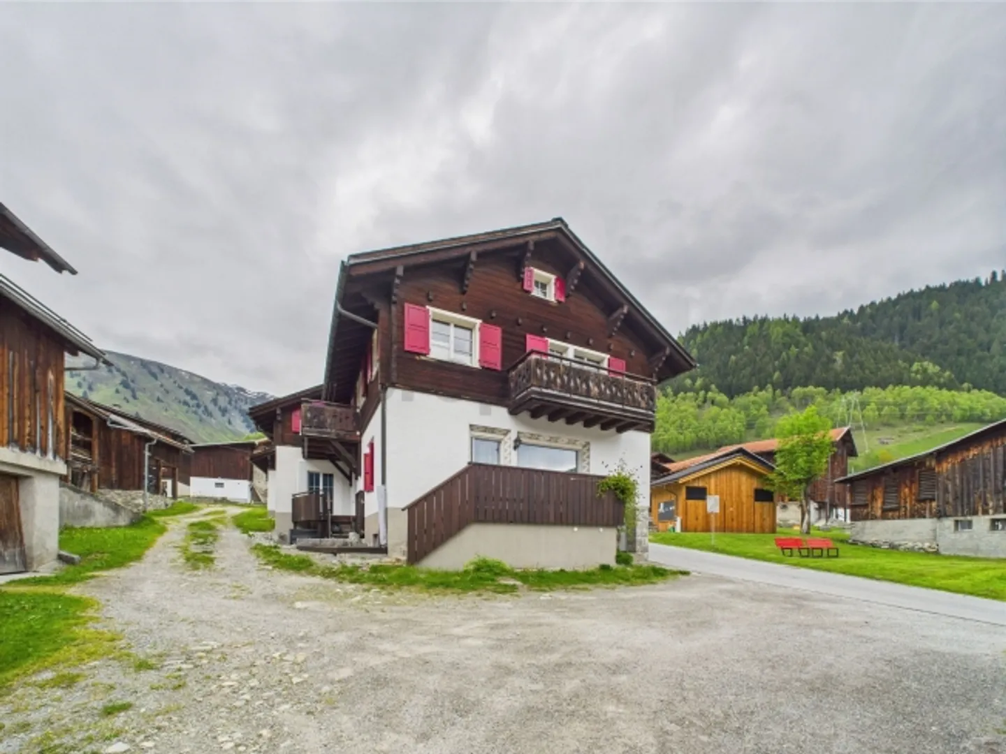 Charming 5.5-room attic apartment in a central location in Sedrun - Photo 10 of 13