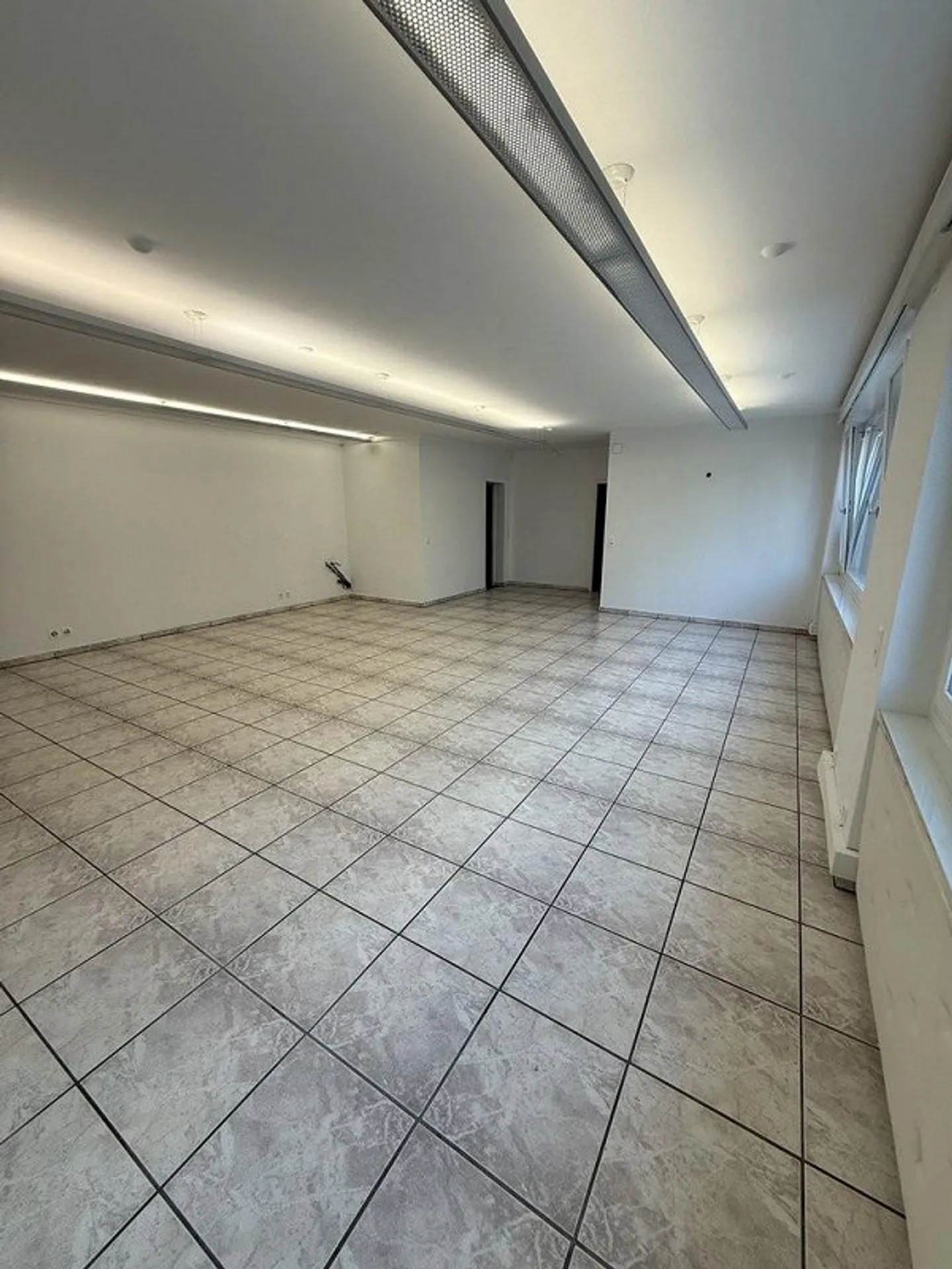 Espace commercial au cœur de Kleinbasel avec options de stationnement - Photo 3 sur 5