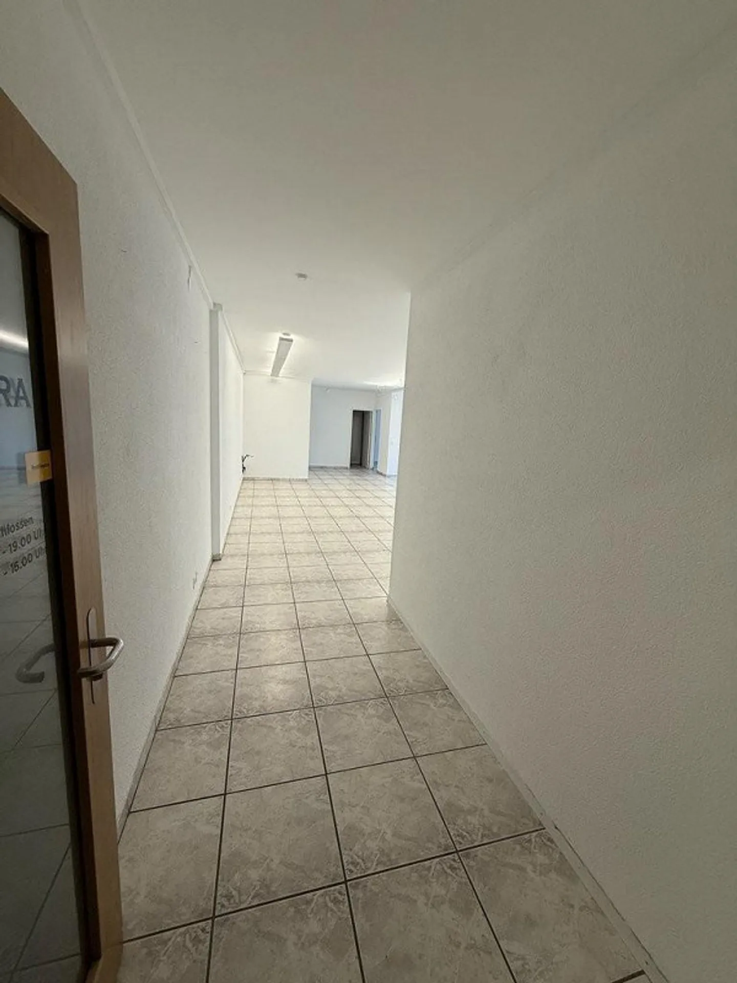 Espace commercial au cœur de Kleinbasel avec options de stationnement - Photo 4 sur 5