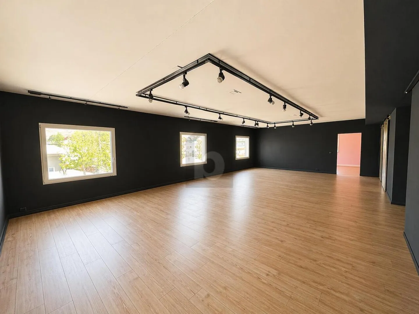 SPACIEUX, FONCTIONNEL ET LUMINEUX - Foto 3 von 6