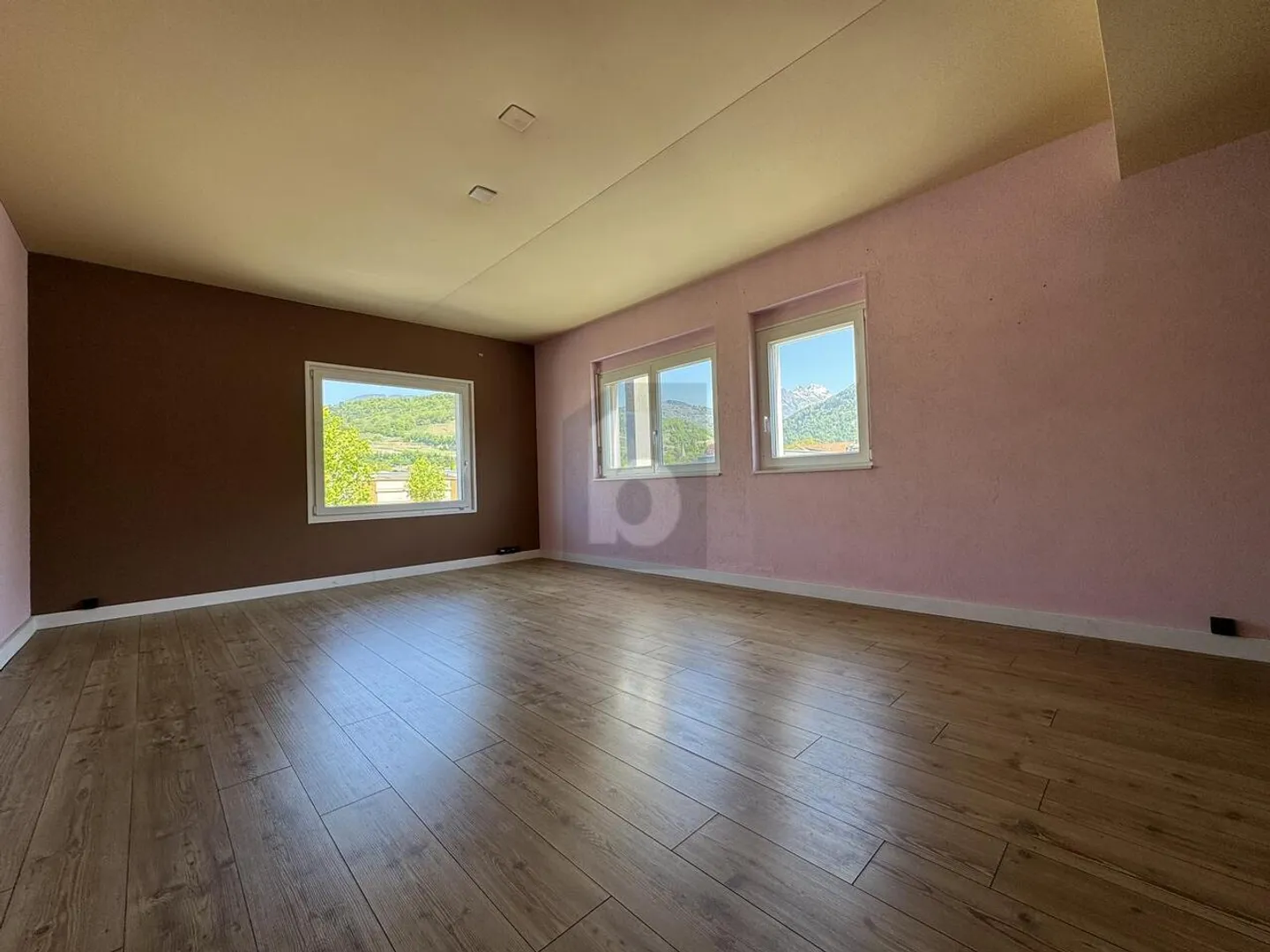 SPACIEUX, FONCTIONNEL ET LUMINEUX - Foto 5 von 6