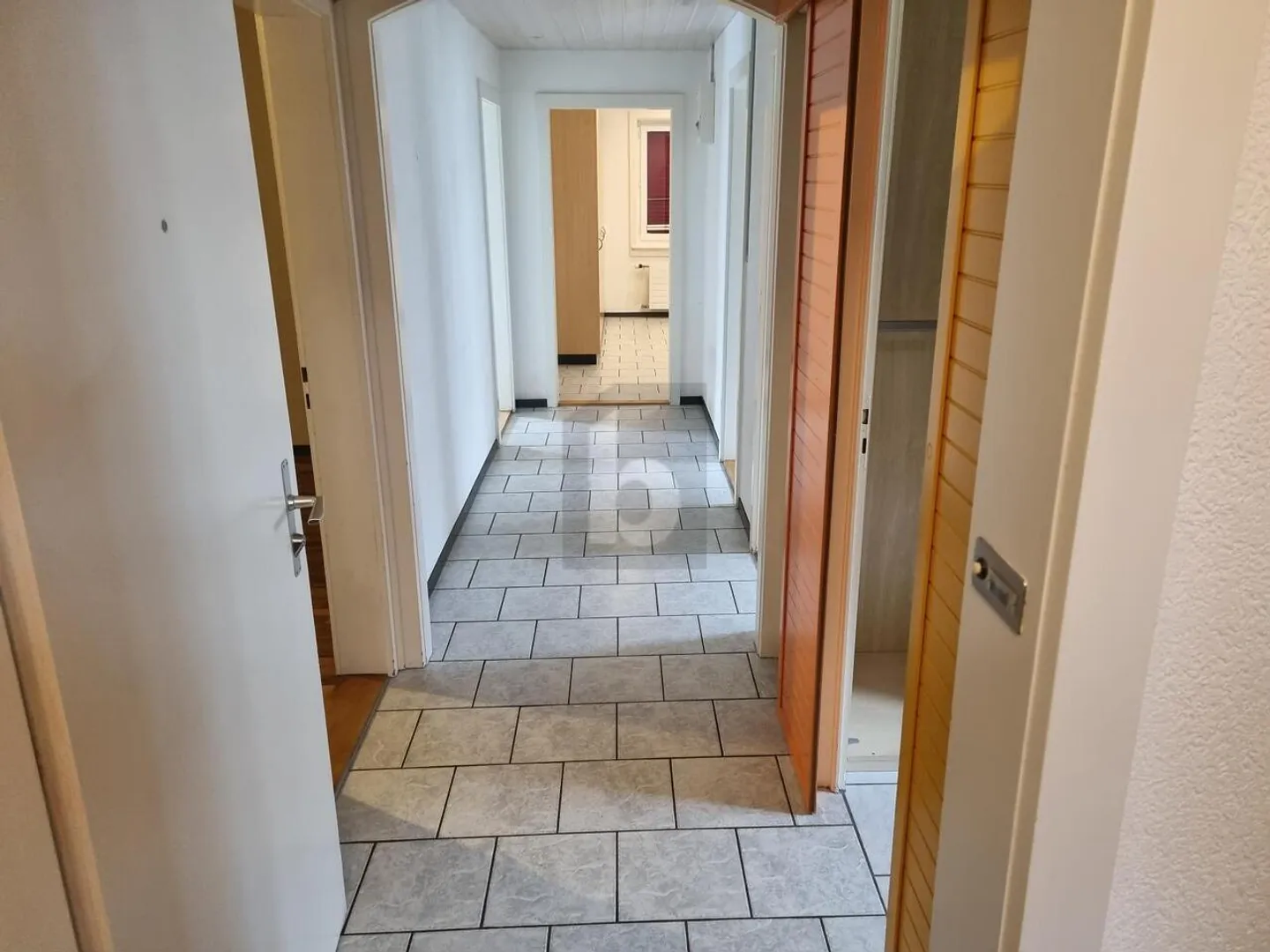 VERY ATTRACTIVE PRICE!! SPACIOUS WITH GARDEN - Photo 2 of 6