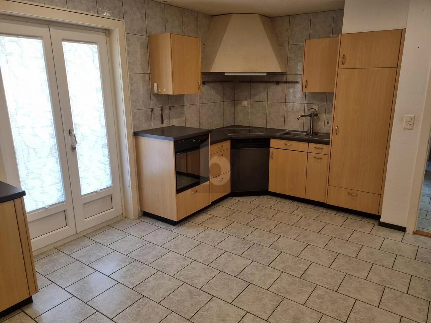 VERY ATTRACTIVE PRICE!! SPACIOUS WITH GARDEN - Photo 5 of 6