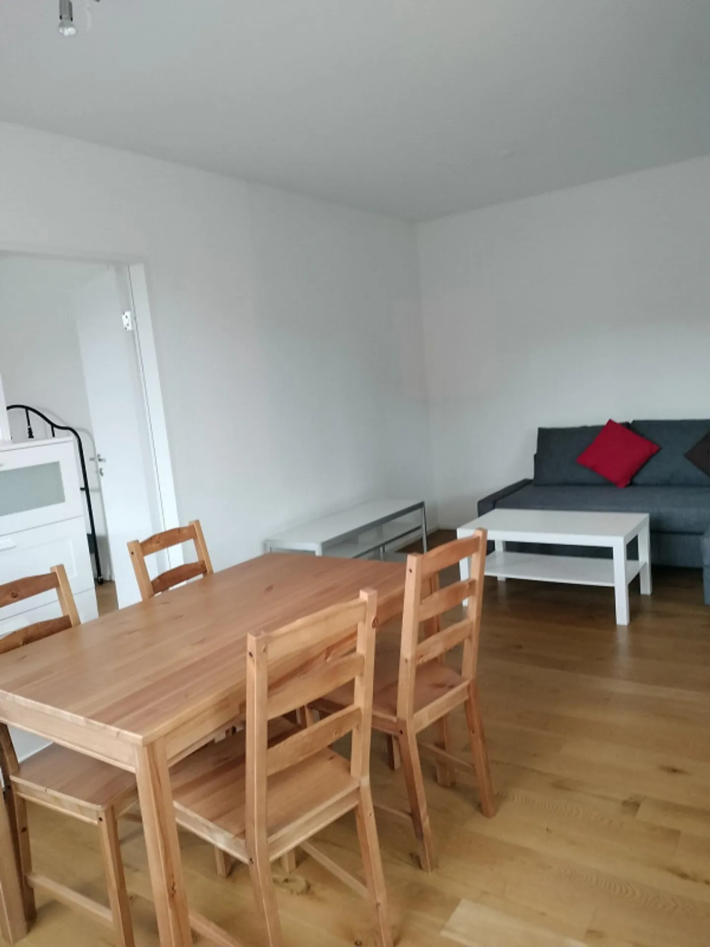 Appartamento parzialmente arredato nel quartiere di Lorzen - Foto 9 di 10