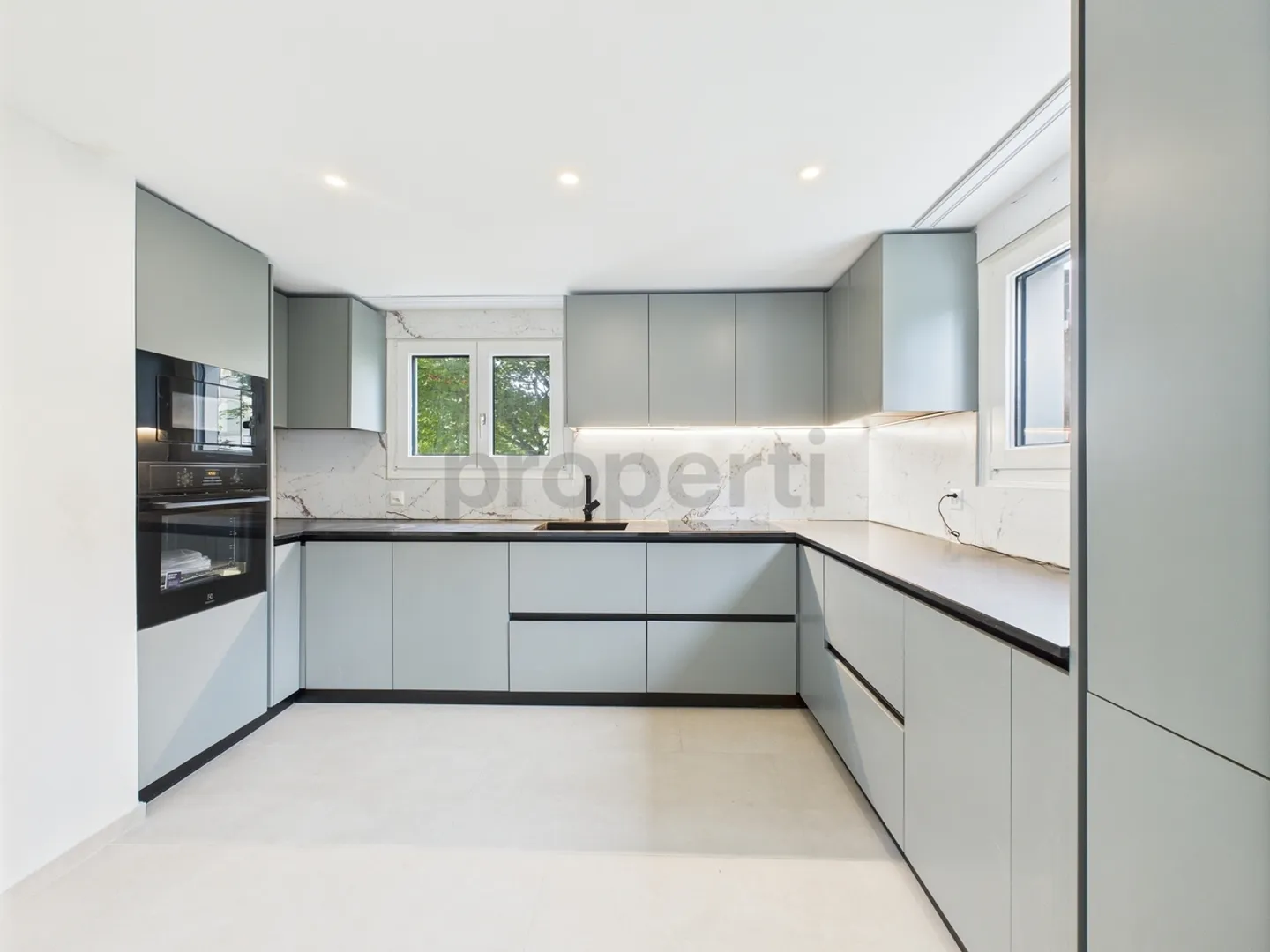 Casa unifamiliare modernizzata con fascino e grande giardino a Hunzenschwil - Foto 2 di 9