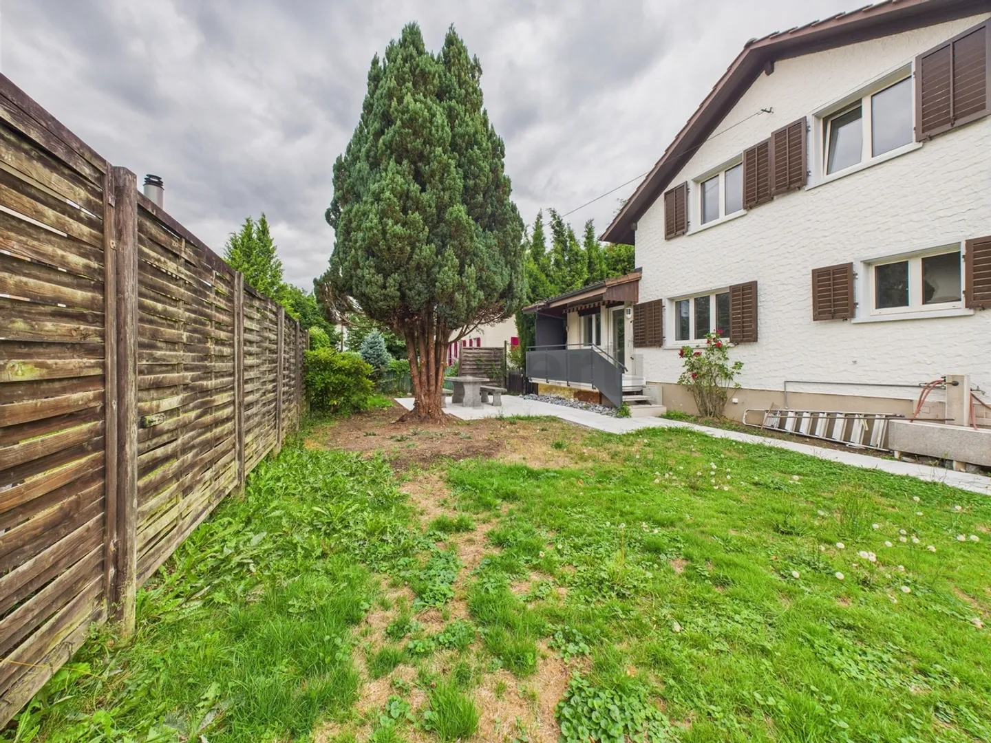 Casa unifamiliare modernizzata con fascino e grande giardino a Hunzenschwil - Foto 8 di 9